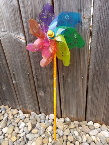 Windrad * 22 cm * Holzstil und -kugel handbemalt * Gartenstecker * Kinder * Deko * Regenbogen